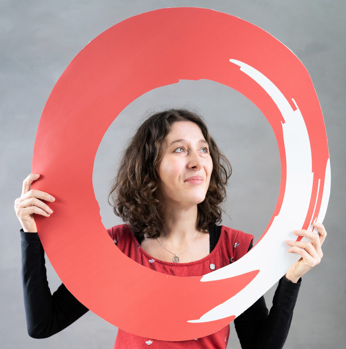 MonA-Net - Shooting - Frau schaut durch einen roten Kreis